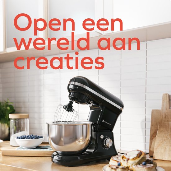 Zwarte keukenmachine met garde, open spatdeksel, pot bloem en eieren.