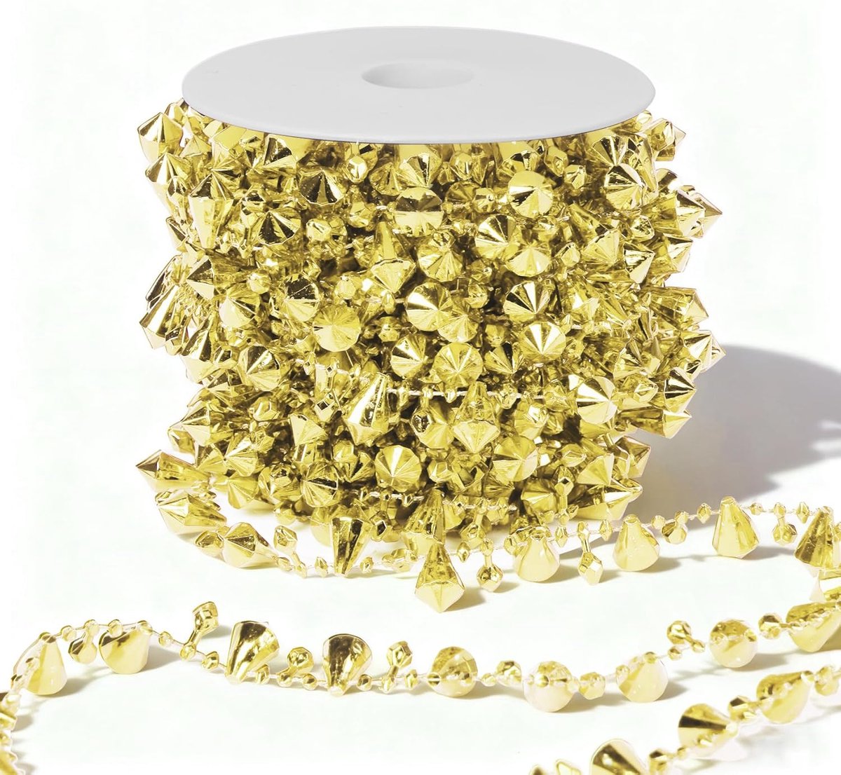 Lange gouden diamanten kralenketting met onregelmatige kralen voor kerstboomdecoratie en feestelijke gelegenheden.