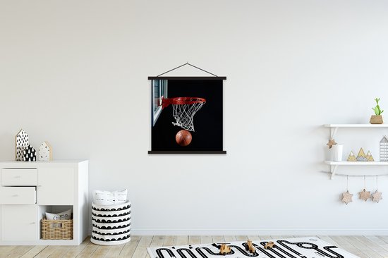 Affiche textielposter Un Basketbal à travers le panier sur fond noir 60x60 cm