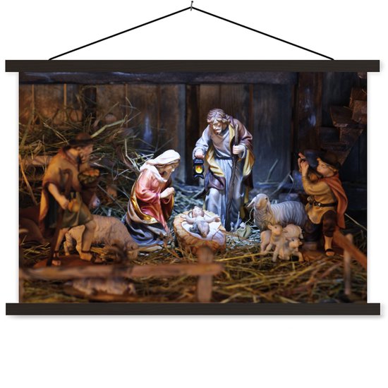 Gedetailleerde kerststal: Maria, Jozef en het kindje Jezus, met schapen en herders, bij nacht verlicht.