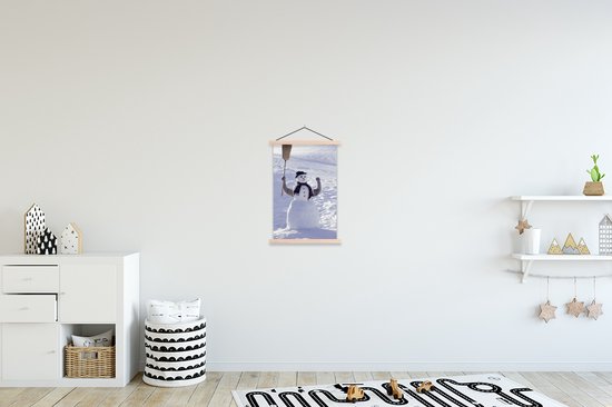 Photo de Noël d'une personne avec un balai debout derrière l'affiche d'école de bonhomme de neige à lattes plates vierges 40x60 cm - Tirage photo sur affiche textielposter (décoration murale salon / chambre)