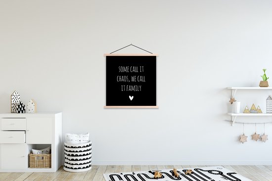 Affiche d'école - Citation en anglais Certains l'appellent chaos, nous l'appelons famille avec un cœur sur fond blanc - 90x90 cm - Lattes vierges