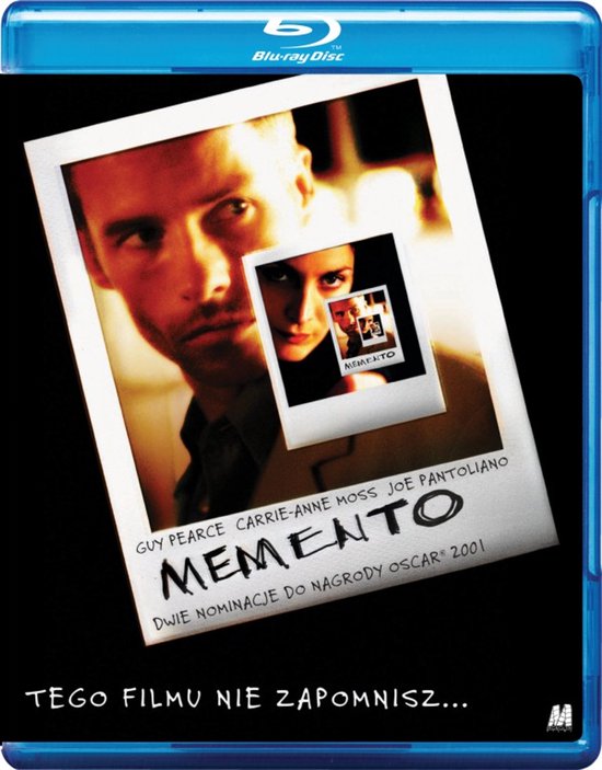 Blu-ray hoes van Memento met Guy Pearce en Carrie-Anne Moss, met de tekst "MEMENTO" en "TEGO FILMU NIE ZAPOMNISZ..."