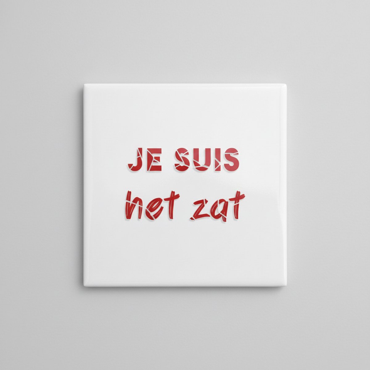 Nevolis Grappige Quote Keramische Tegel “Je Suis Het Zat” – Stoere Rode Tekst Statement Wanddecoratie – Decoratieve Tegel 15 × 15 cm Multi Color