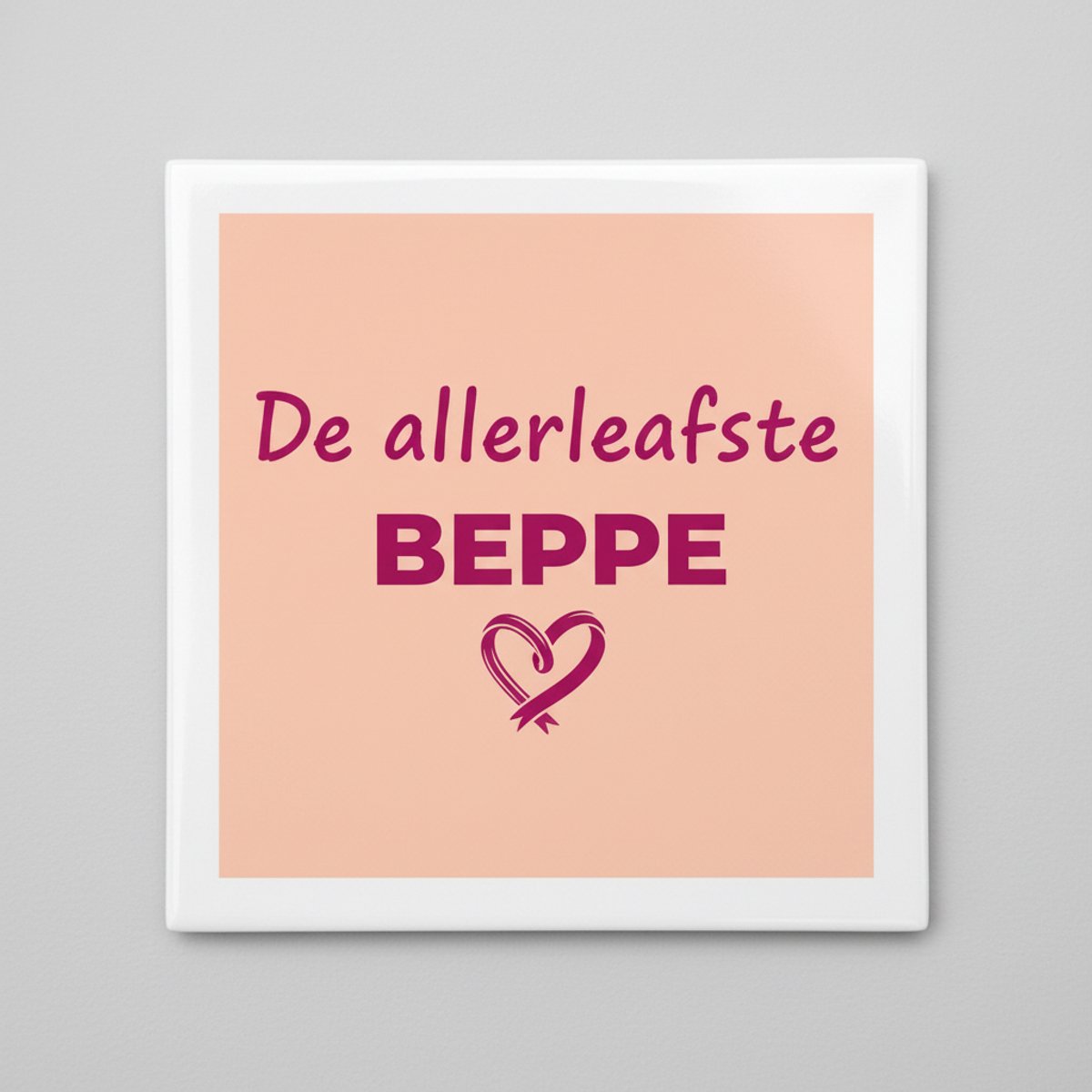 Nevolis “De Allerleukste Beppe” Keramische Tegel met Hart Design – Liefdevolle Familie Quote Wanddecoratie – 15 × 15 cm Multi Color