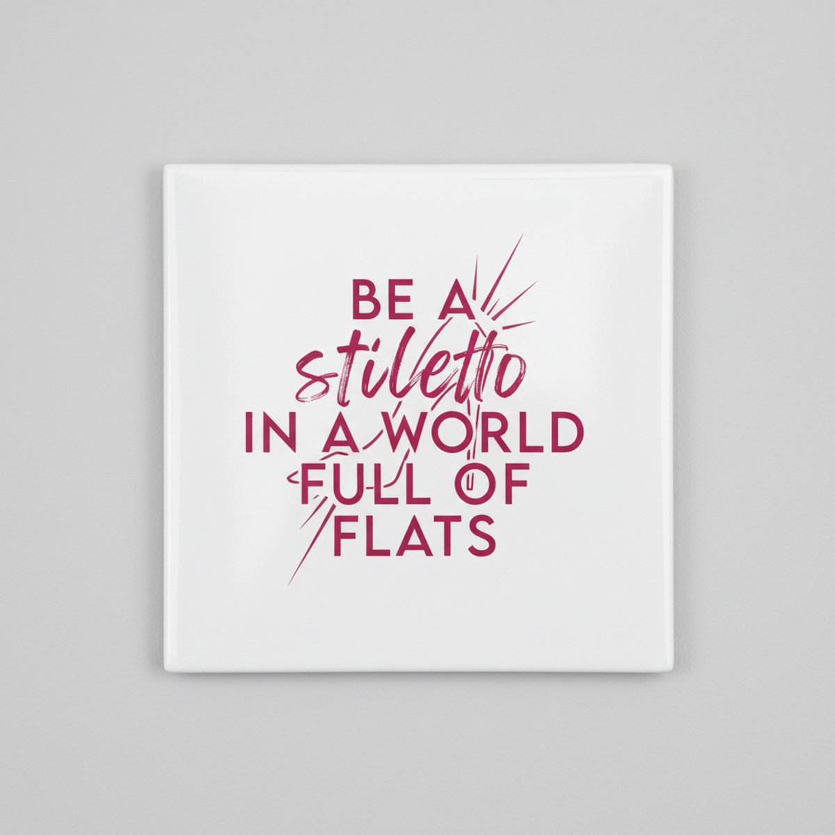 Inspirerende 15×15 cm Keramische Tegel – “Be a Stiletto in a World Full of Flats” Motivere
