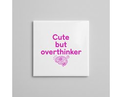 “Cute but Overthinker” Roze Quote Tegel 15×15 cm – Grappige Keramische Wanddecoratie & Cadeau voor Overdenkers
