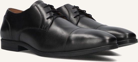 Close-up van de voorkant van zwarte leren veterschoenen.