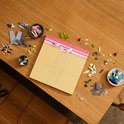 LEGO bouwstenen en een gebouwd LEGO Art Japanse Kersenbloesem Landschap mozaïek met kersenbloesems en kraanvogels op een tafel.