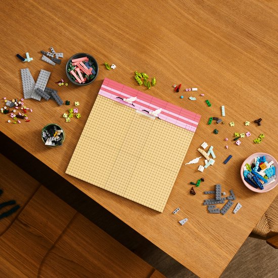 LEGO bouwstenen en een gebouwd LEGO Art Japanse Kersenbloesem Landschap mozaïek met kersenbloesems en kraanvogels op een tafel.