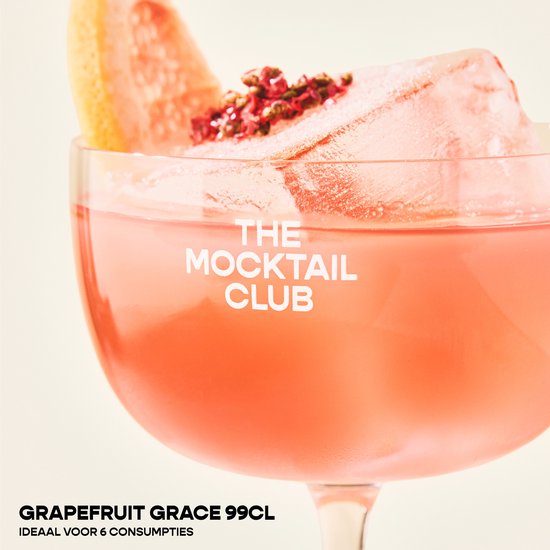 Close-up van een glas met een roze mocktail, ijs, een schijfje grapefruit en roze peperkorrels.