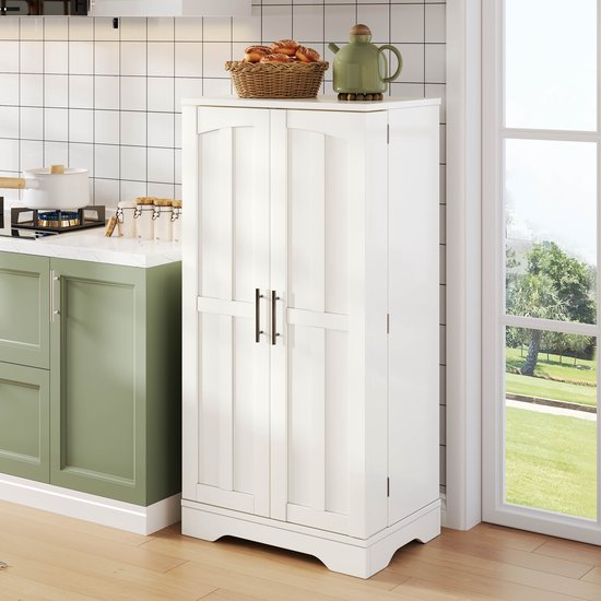 Witte keukenkast met dubbele deuren, gebogen bovenrand en twee zwarte handgrepen, naast een groene keukenkast.