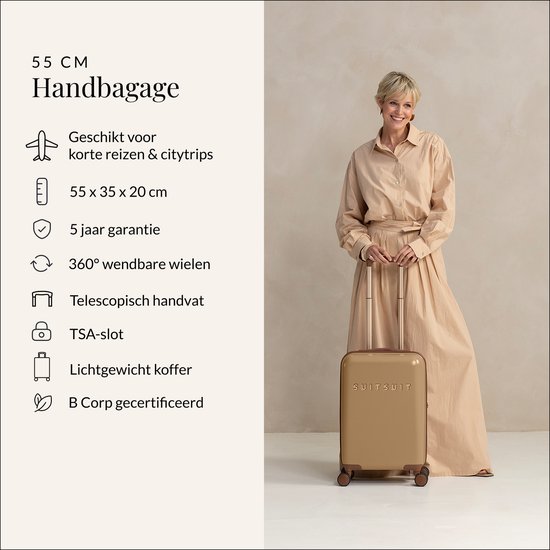 Model met bruine handbagage koffer, tekst "Handbagage 55 cm", geschikt voor citytrips.