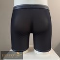 Achterkant van een zwarte mesh boxer met PU leren tailleband en pijpboorden.