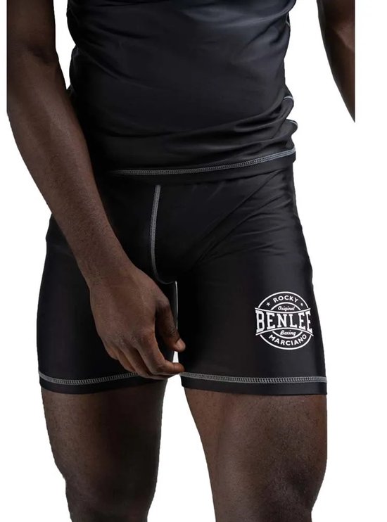 Short de sport noir avec logo Benlee sur le côté.