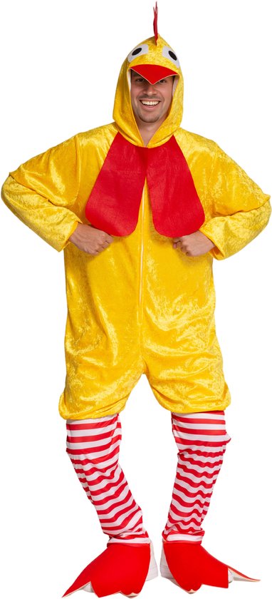 Homme en costume de poulet jaune à capuche, grands yeux, bec rouge et nœud rouge, avec pantalon à rayures rouges et blanches.
