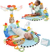 Collage van 2 afbeeldingen: baby zittend op mat, baby liggend op mat.