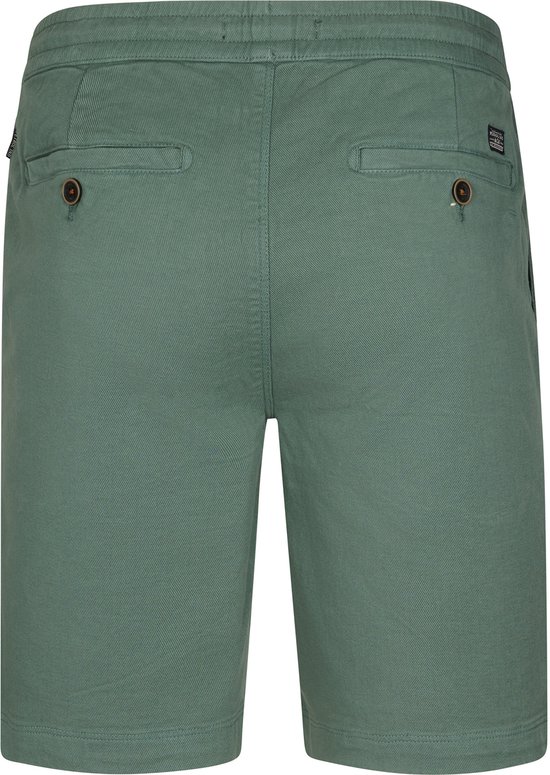 Achterkant van groene chino shorts met twee knoopzakken.