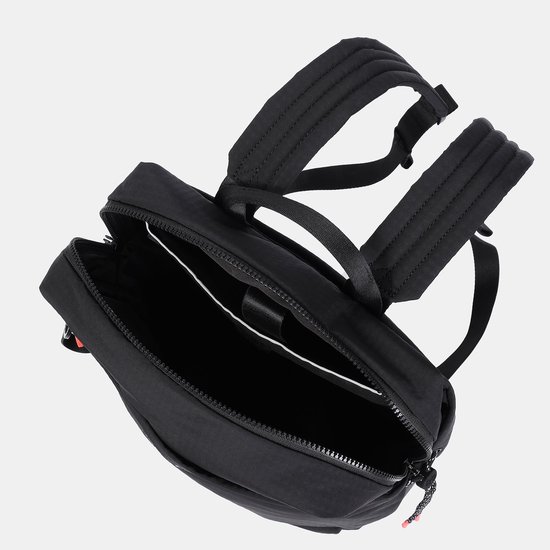 Open zwarte rugzak met een vak voor een 14-inch laptop, gezien van bovenaf.