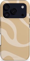 Beige telefoonhoesje met een beige en crème golvend patroon. Camera-uitsparing met drie lenzen.
