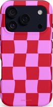 Roze telefoonhoesje met een rood geruit patroon, gericht op de cameralens.