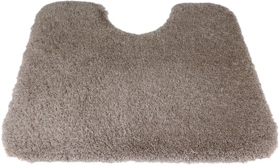 Crèmekleurige toiletmat met een brede U-vormige uitsparing en zachte, pluizige vezels.