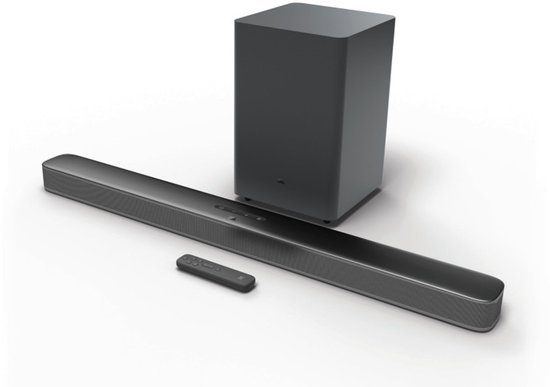 Zwarte JBL soundbar met draadloze subwoofer en afstandsbediening.