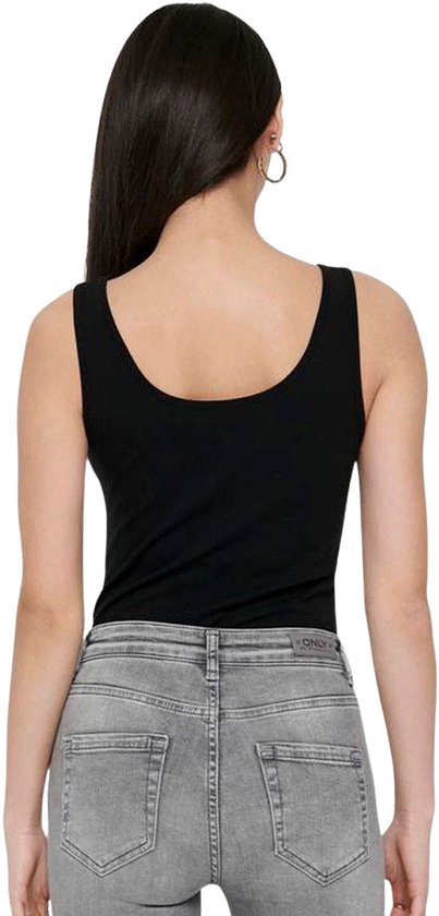 Achterkant van model in een zwarte tanktop en grijze jeans.