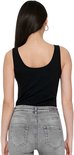 Achterkant van model in een zwarte tanktop en grijze jeans.