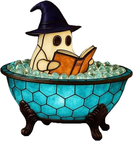 Een spook met heksenhoedje leest een boek, zittend in een turkooizen badkuip gevuld met bubbels.