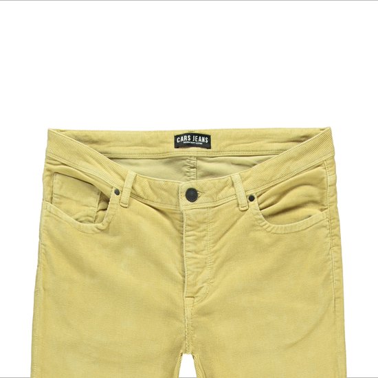 Detail van de tailleband van een gele corduroy broek met Cars Jeans logo.