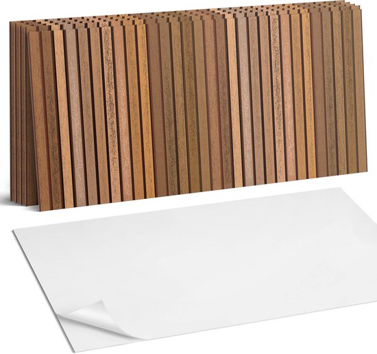 Stapel bruine planken met verticale groeven, met een witte vel eronder.