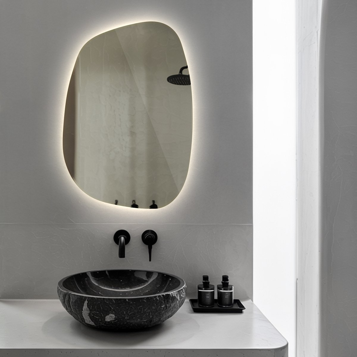 Coloray Wandspiegel LED - Spiegel Organisch Met Licht - 78,5 cm x 57 cm - LED Organische Badkamerspiegel - LED Spiegel Organische Vorm - Neutraal Licht - Scandinavisch LED Spiegel - Grote Organische Woonkamer Spiegel LED
