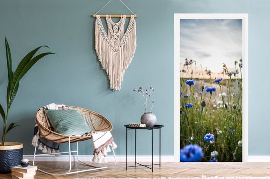 Deursticker Bloemen - Zomer - Korenbloem - Blauw - Zon - Wolken - 85x205 cm - Deurposter
