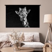 Wandkleed - Wanddoek - Giraffe tegen zwarte achtergrond in zwart-wit - 150x100 cm - Wandtapijt