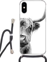 Telefoonhoesje Geschikt voor iPhone XS - Schotse hooglander - Dieren - Zwart - Wit - Siliconen - Crossbody - Backcover met Koord - Telefoonhoesje met koord - Hoesje met touw