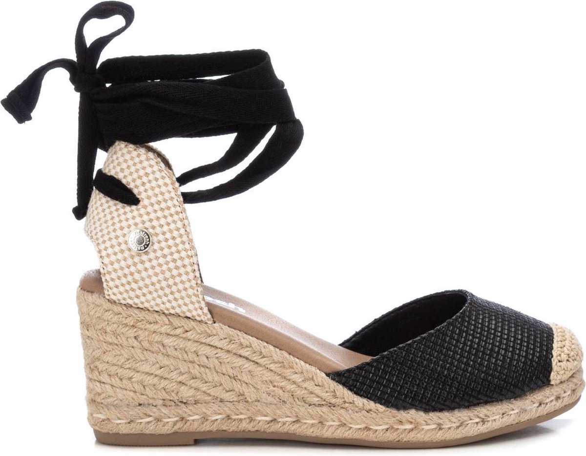 Dames espadrilles van het merk Refresh. Gemaakt van geweven raffia. Gesloten hiel met verstelbaar enkelbandje. 6 cm sleehak gevoerd met gevlochten jute. Antislip rubberen zool. Een schoen die tijdloos onmisbaar wordt. Dit model is veganistisch gecertificeerd door de wereldwijde organisatie PETA (dierenrechtenorganisatie). - 0