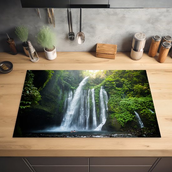 KitchenYeah® Inductie beschermer 81.6x52.7 cm - Waterval in de jungle van het Nationaal park Gunung Rinjani op Lombok - Kookplaataccessoires - Afdekplaat voor kookplaat - Inductiebeschermer - Inductiemat - Inductieplaat mat