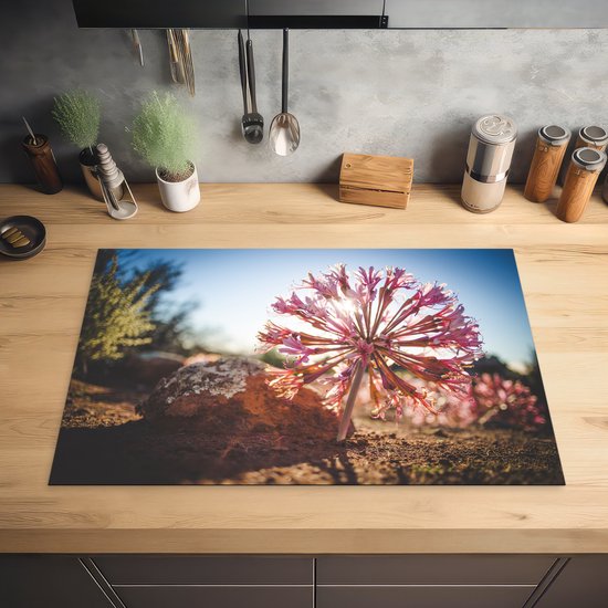 KitchenYeah® Inductie beschermer 80.2x52.2 cm - Roze bloem in zon - Kookplaataccessoires - Afdekplaat voor kookplaat - Inductiebeschermer - Inductiemat - Inductieplaat mat