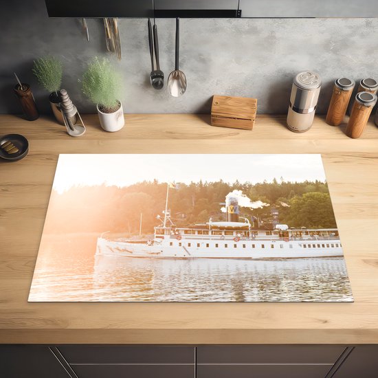 KitchenYeah® Inductie beschermer 81x52 cm - Stoomboot op een meer - Kookplaataccessoires - Afdekplaat voor kookplaat - Inductiebeschermer - Inductiemat - Inductieplaat mat