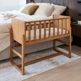 Co sleeper Hout - Samen Slapen met je Baby - Zijkant Veilig naar Beneden - Wieg voor bijna elk Ouderlijk Bed of Boxspring - 100 % Beechwood - Walnoot