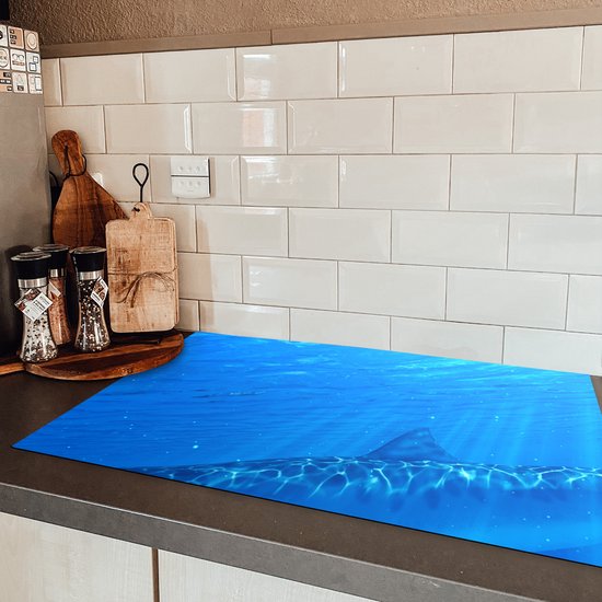 KitchenYeah® Inductie beschermer 85x52 cm - Een illustratie van een tijgerhaai in de zee - Kookplaataccessoires - Afdekplaat voor kookplaat - Inductiebeschermer - Inductiemat - Inductieplaat mat