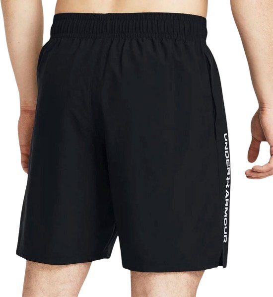 Zwarte sportshort met witte "UNDER ARMOUR" tekst op de linkerachterkant.