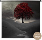 Wandkleed - Wanddoek - Een zwart-wit foto met een grote rode boom - 90x90 cm - Wandtapijt