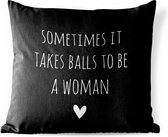 Sierkussen Buiten - Engelse quote "Sometimes it takes balls to be a woman" met een hartje tegen een zwarte achtergrond - 60x60 cm - Weerbestendig