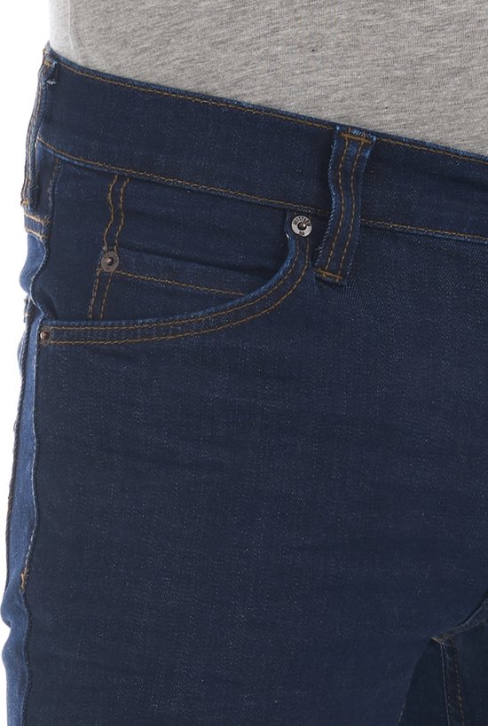 Donkerblauwe denim jeans met bruine stiksels en een knoopsluiting.
