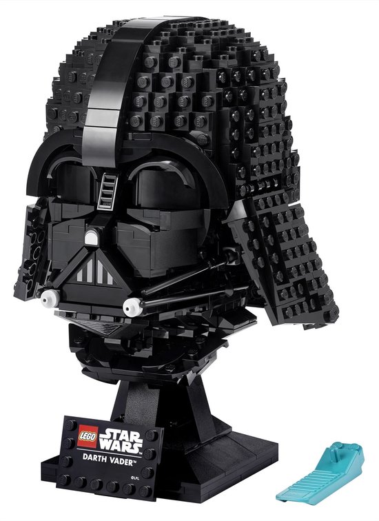 Darth Vader helm gebouwd met zwarte LEGO stenen, met een displaystandaard met LEGO Star Wars Darth Vader logo.