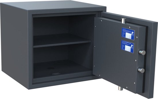 Grijze kluis, open. De binnenkant is leeg met twee schappen. De deuren zijn open met certificaatplaten.