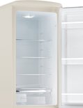 Crème retro koelkast met open deur, focus op het verlichte interieur.