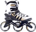 Inline skate met witte, gouden en zwarte accenten. Drie wielen, klittenband en veter-look.